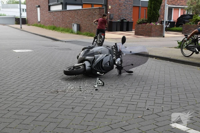 Scooterrijder botst op auto na verlaten parkeerplaats