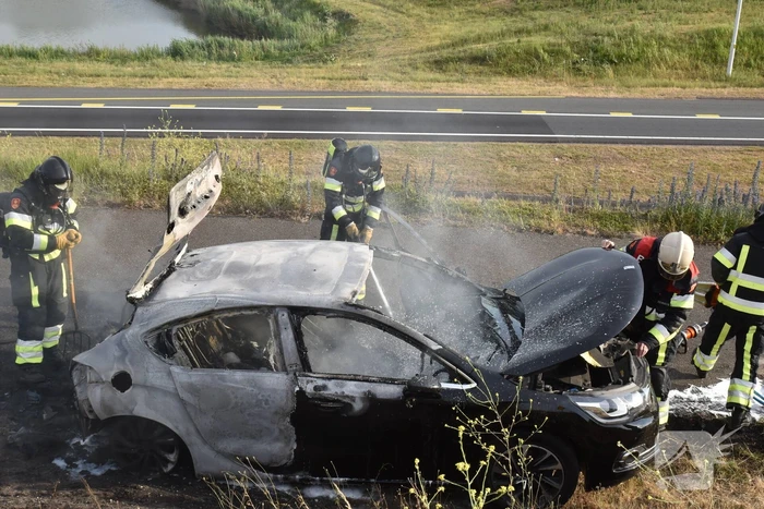 Auto verwoest door brand, vermoedelijk brandstichting