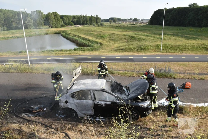 Auto verwoest door brand, vermoedelijk brandstichting