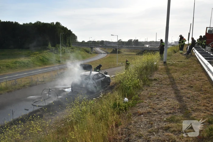 Auto verwoest door brand, vermoedelijk brandstichting