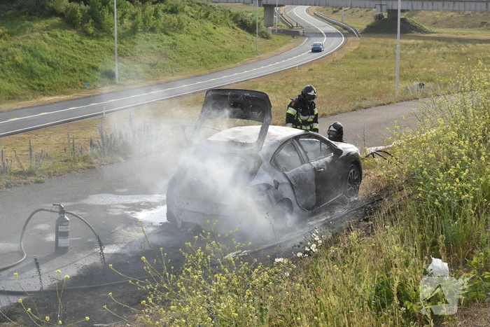 Auto verwoest door brand, vermoedelijk brandstichting