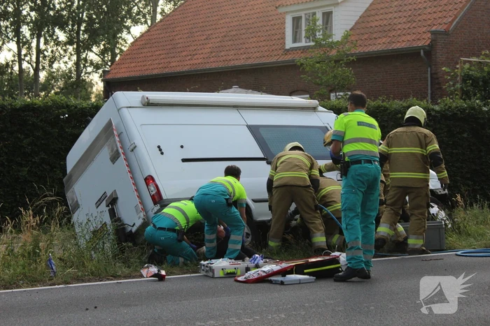 Brommerrijder (20) om leven gekomen na ongeval met bestelbus