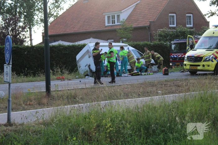 Brommerrijder (20) om leven gekomen na ongeval met bestelbus