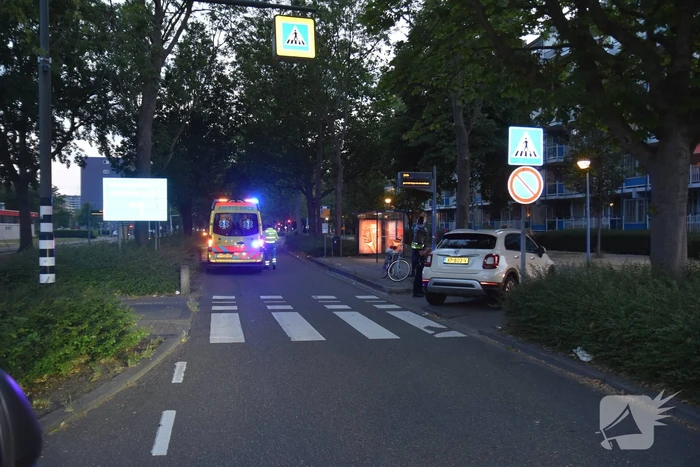 Vrouw gewond na aanrijding op oversteekplaats