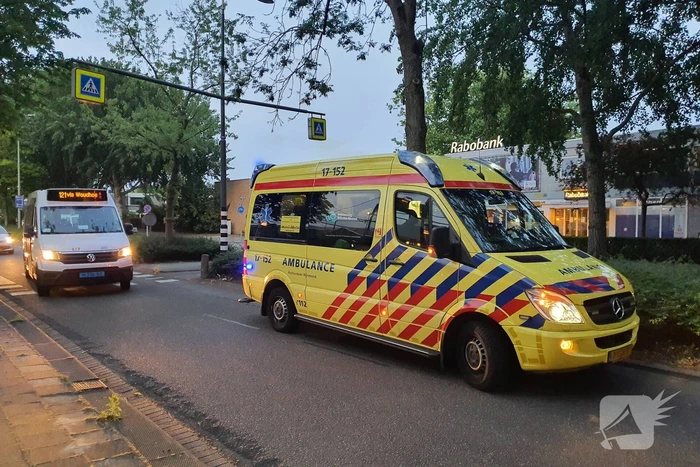 Vrouw gewond na aanrijding op oversteekplaats