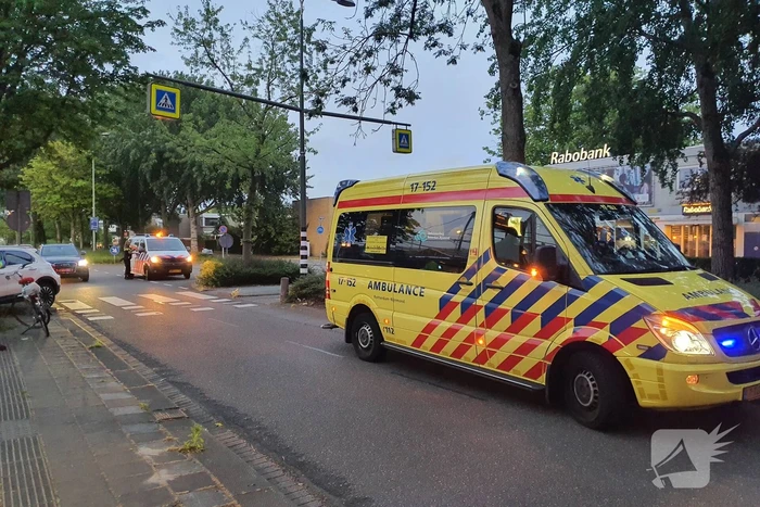 Vrouw gewond na aanrijding op oversteekplaats