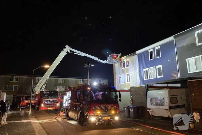 Brand op dak van woning, inslag vermoedelijke oorzaak