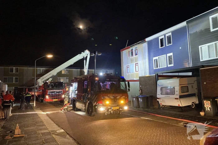 Brand op dak van woning, inslag vermoedelijke oorzaak