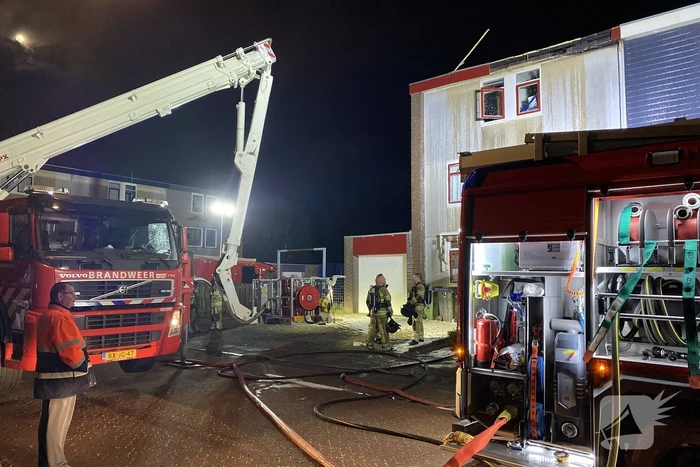 Brand op dak van woning, inslag vermoedelijke oorzaak
