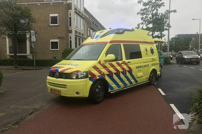 Afslaande automobilist ziet scooter over het hoofd