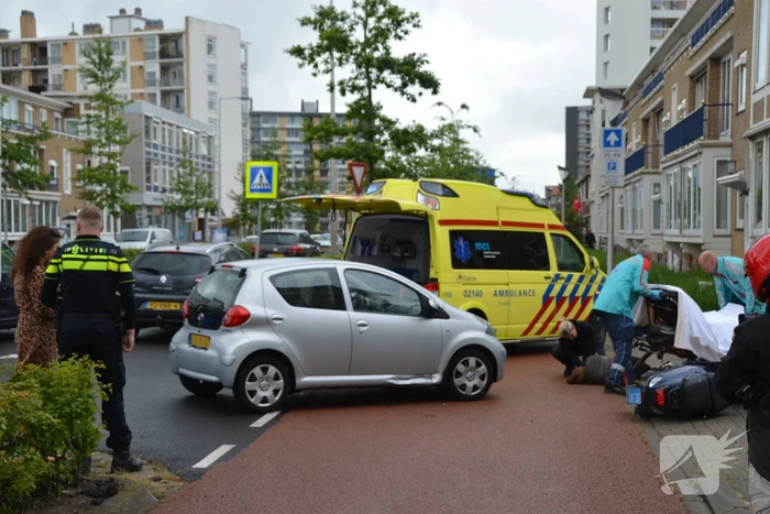 Afslaande automobilist ziet scooter over het hoofd