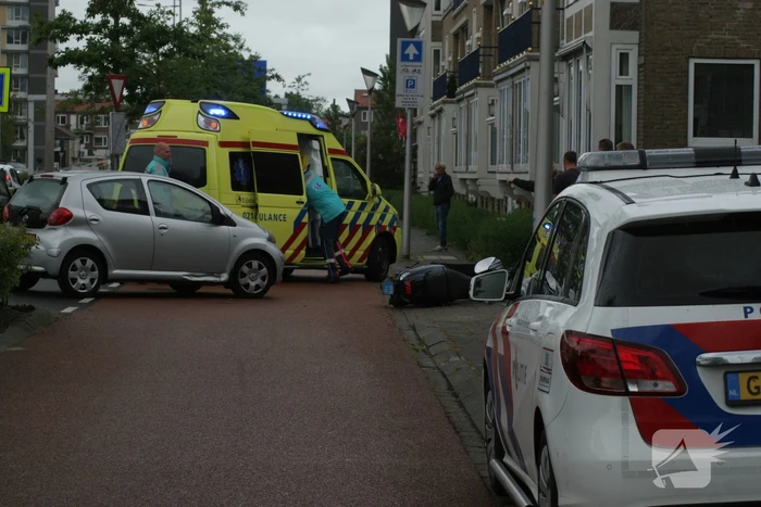 Afslaande automobilist ziet scooter over het hoofd