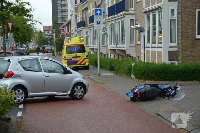 Afslaande automobilist ziet scooter over het hoofd