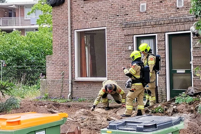 Gasleiding geraakt bij graafwerkzaamheden in voortuin woning