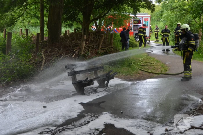 Houten bank in Abbingapark in brand