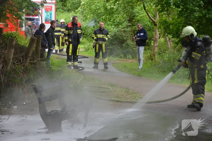 Houten bank in Abbingapark in brand