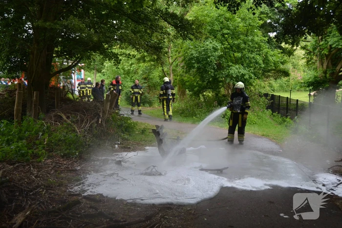 Houten bank in Abbingapark in brand