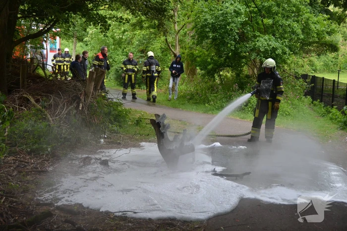 Houten bank in Abbingapark in brand