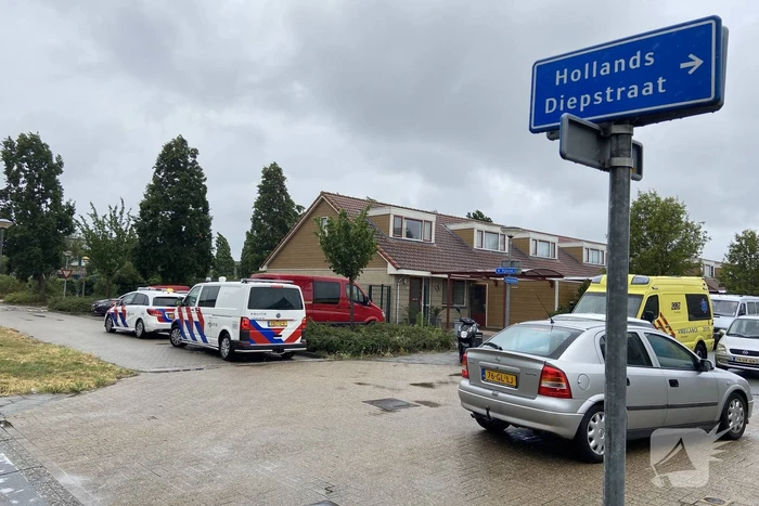 Brommerrijdster gaat hard onderuit in de regen