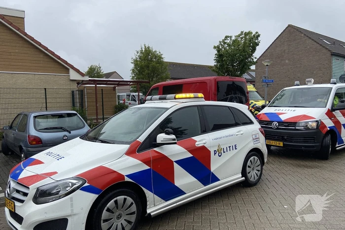Brommerrijdster gaat hard onderuit in de regen