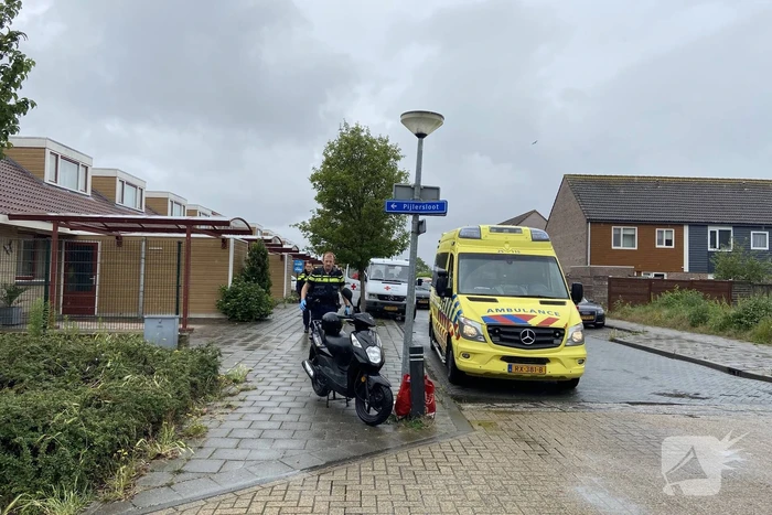 Brommerrijdster gaat hard onderuit in de regen