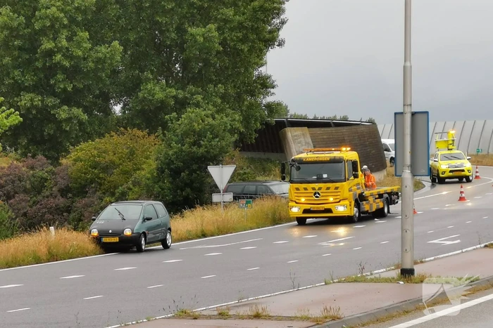 Auto glijdt uit op afrit en belandt in berm