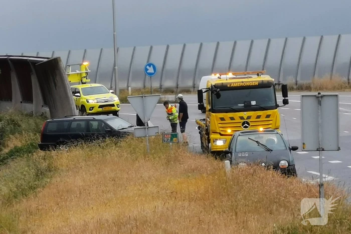 Auto glijdt uit op afrit en belandt in berm