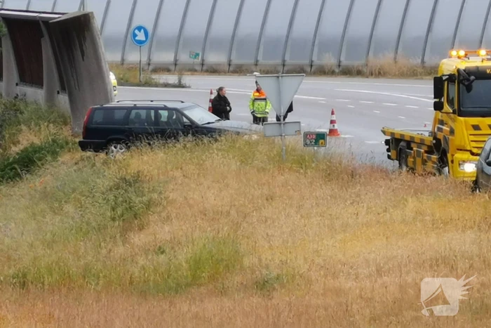 Auto glijdt uit op afrit en belandt in berm