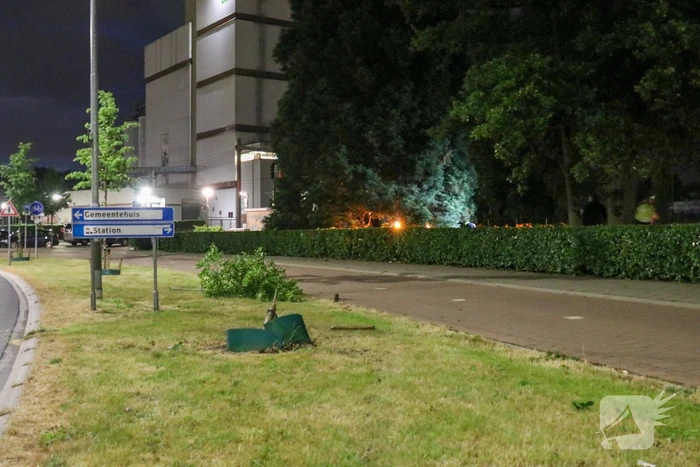 Automobilist vliegt uit de bocht en belandt in bosjes