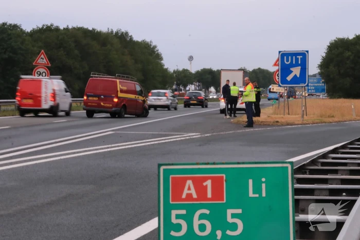 Bestelbus knalt op vrachtwagen, flinke vertraging richting Amersfoort