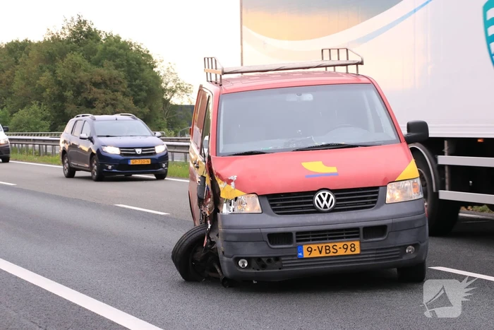 Bestelbus knalt op vrachtwagen, flinke vertraging richting Amersfoort