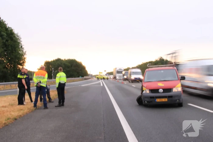Bestelbus knalt op vrachtwagen, flinke vertraging richting Amersfoort