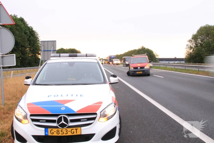 Bestelbus knalt op vrachtwagen, flinke vertraging richting Amersfoort