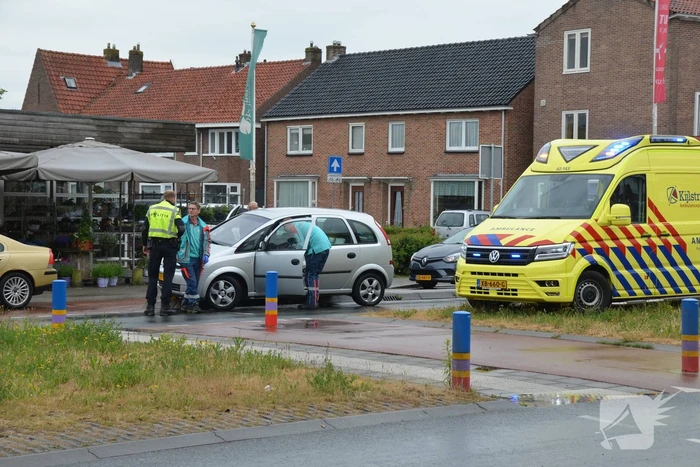 Automobilist botst met auto tegen paal