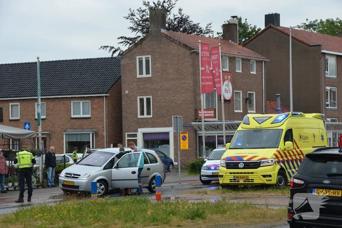 Automobilist botst met auto tegen paal