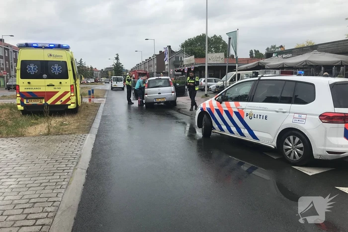 Automobilist botst met auto tegen paal