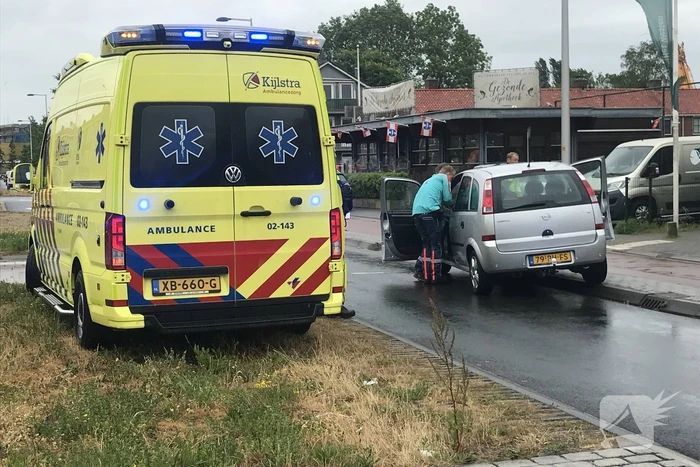Automobilist botst met auto tegen paal