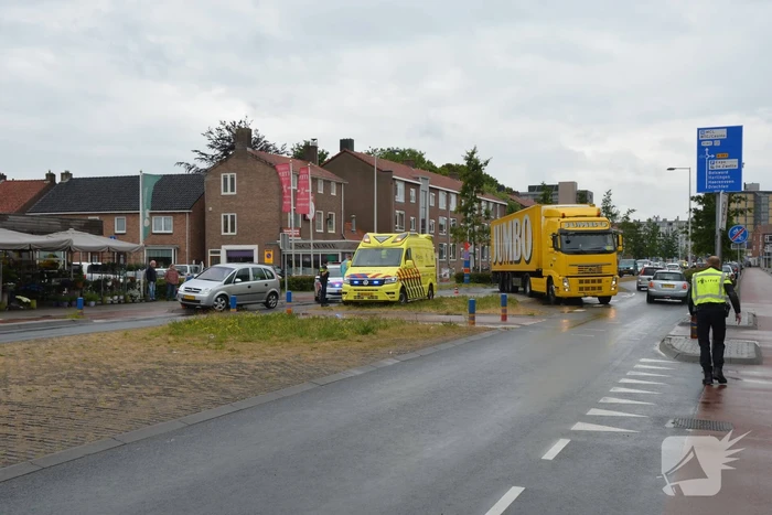 Automobilist botst met auto tegen paal