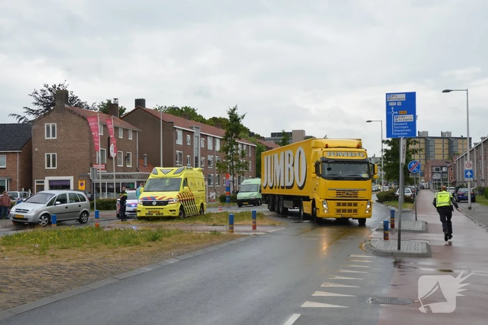 Automobilist botst met auto tegen paal