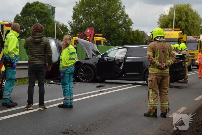 Twee gewonden bij ernstig frontale crash