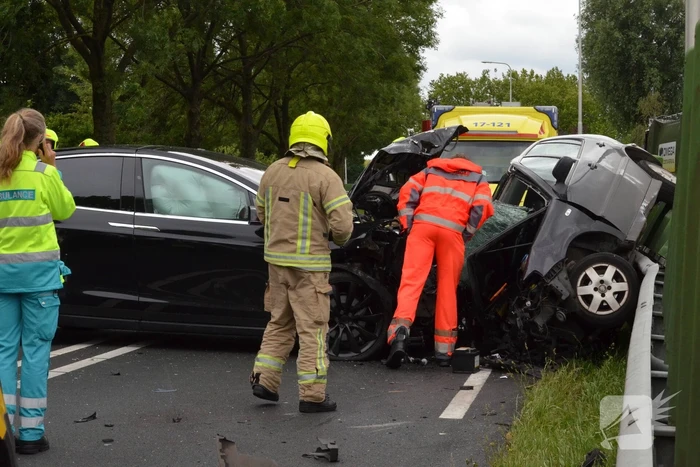 Twee gewonden bij ernstig frontale crash