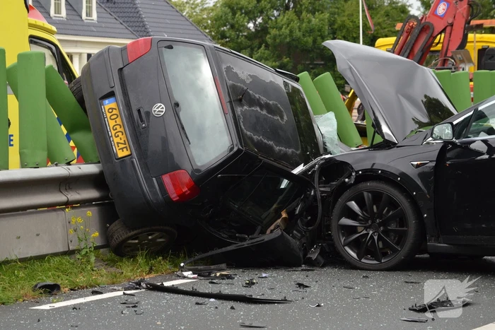 Twee gewonden bij ernstig frontale crash