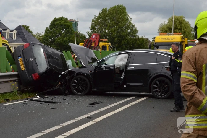 Twee gewonden bij ernstig frontale crash