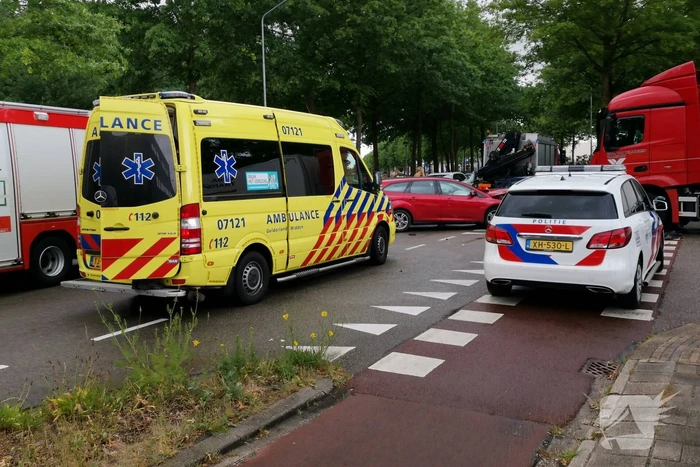 Vrachtwagen en auto's botsen op kruising