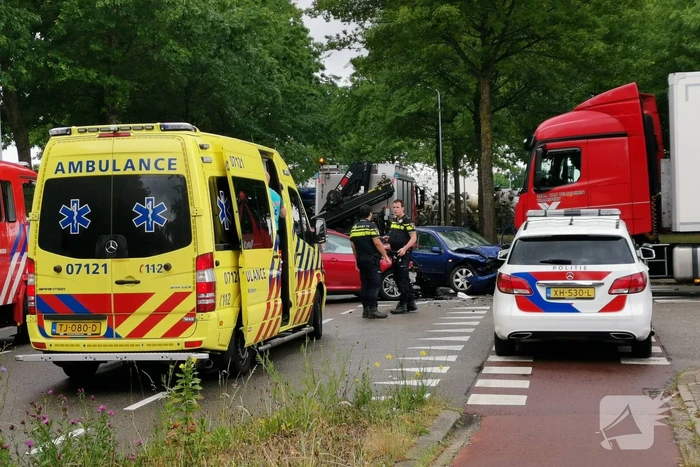 Vrachtwagen en auto's botsen op kruising