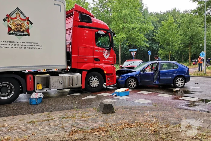 Vrachtwagen en auto's botsen op kruising