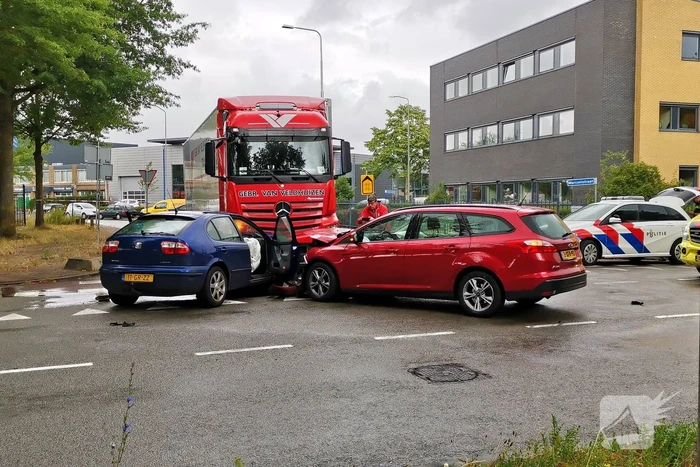 Vrachtwagen en auto's botsen op kruising