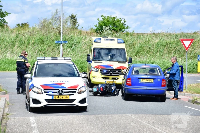 Scooter botst op personenauto op busbaan