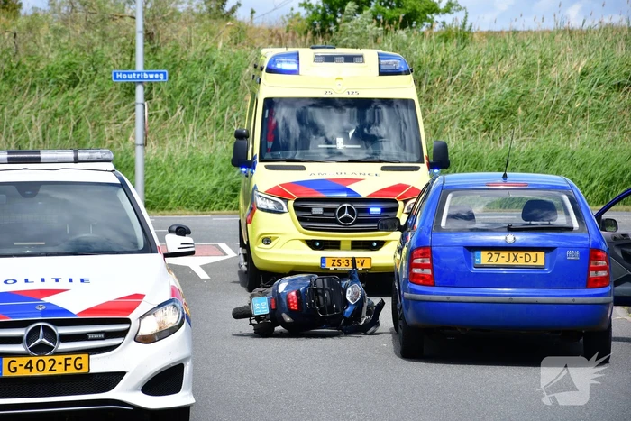 Scooter botst op personenauto op busbaan