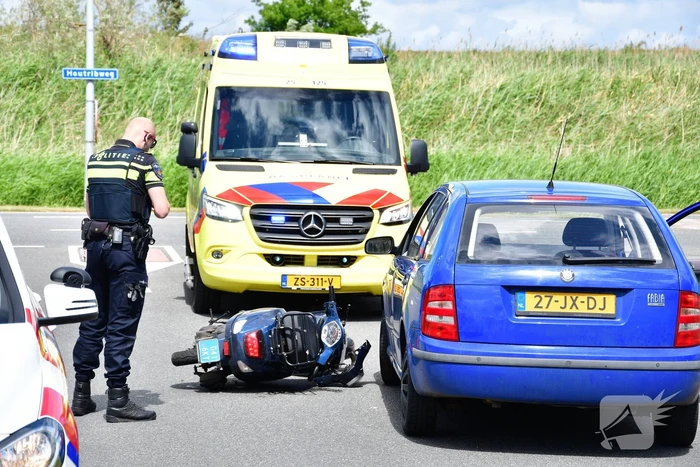 Scooter botst op personenauto op busbaan